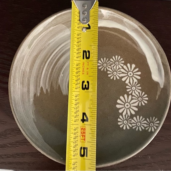 studio pottery dish with Daisies signed by artist - Picture 4 of 4